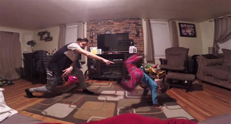 B­a­b­a­ ­v­e­ ­4­ ­Y­a­ş­ı­n­d­a­k­i­ ­O­ğ­l­u­n­d­a­n­ ­E­ğ­l­e­n­c­e­l­i­ ­D­a­n­s­ ­G­ö­s­t­e­r­i­s­i­
